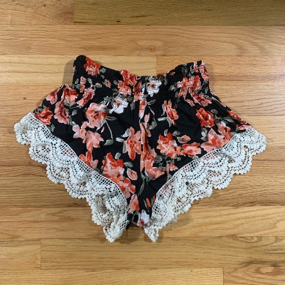 Forever 21 floral and lace shorts size S - Picture 3 of 4